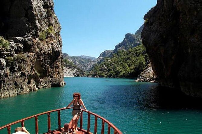 Side-Alanya: 5-Hour BoatTour inGreen Canyon with Lunch SoftDrinks - Lunch by the water: good quantity, stairs to watch