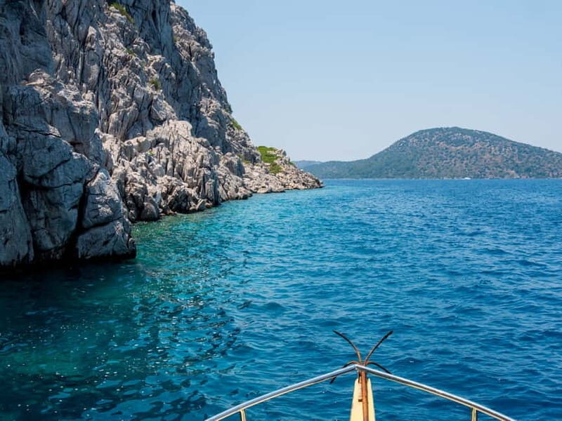 Side: Dolphins Island Cruise with Swimming Stops and Lunch - What the boat and group size feel like