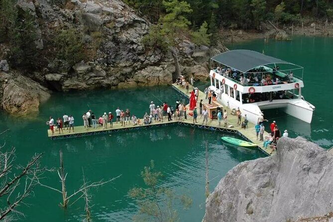 Side / Manavgat : Green Canyon Boat Trip w/ Lunch & Soft Drinks - Lunch at the shoreside stop: tasty food, steep steps to mind